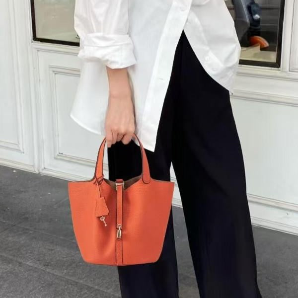 Elegant Kate Lock Bag: Pebbled Texture, Secure Closure, Versatile Shoulder Handbag