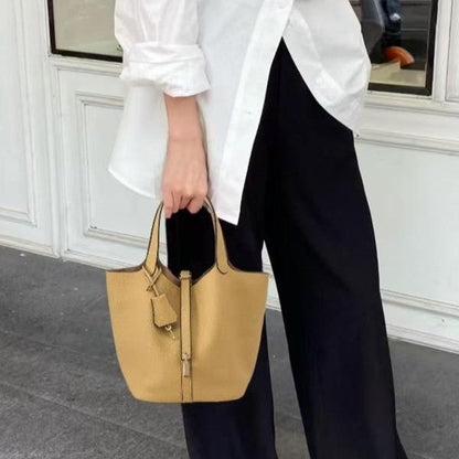 Elegant Kate Lock Bag: Pebbled Texture, Secure Closure, Versatile Shoulder Handbag